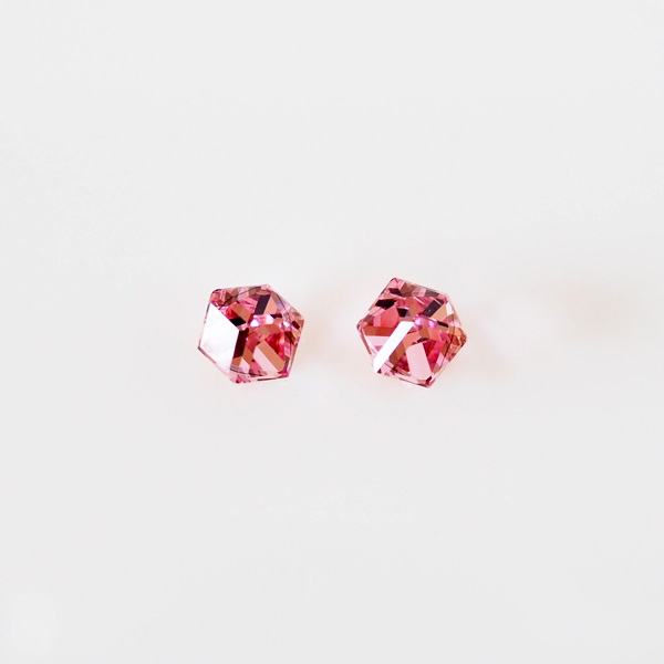 アートオブジェのような一粒キューブスワロフスキー/4mm/ライトローズ
