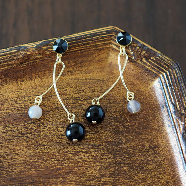 オニキス・ノワールの貼るピアス。天然石オニキスとスワロフスキーが揺れるデザイン（ゴールド）