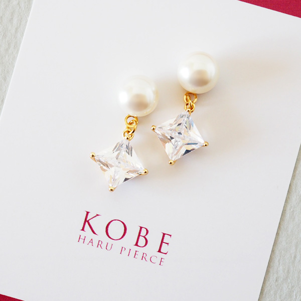 貼るピアス エッセンシャル・ジルコニア＆パール 正面画像。スクエアカットの輝きと大粒パールが上品なデザイン。