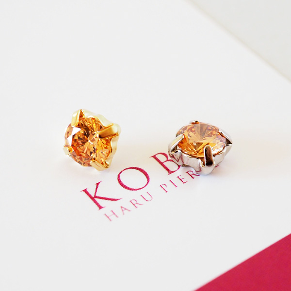 存在感のある6mmサイズのシャンパンカラー・ジルコニア貼るピアス。ゴールドとシルバーの台座。