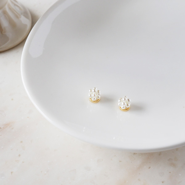 小ぶりで可愛らしいパールのボールモチーフ 貼るピアス