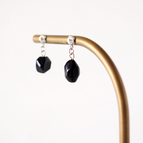 艶やかな天然石オニキスの貼るピアス