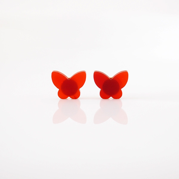 深紅の蝶々舞う レッドアゲートの貼るピアス（大）