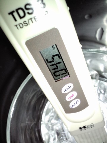 手軽に、お水の純度を測るポケットサイズの測定器。TDSメーター