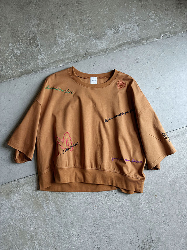 送料無料　Hello I am MARC　刺繍プリントtops　612-25709