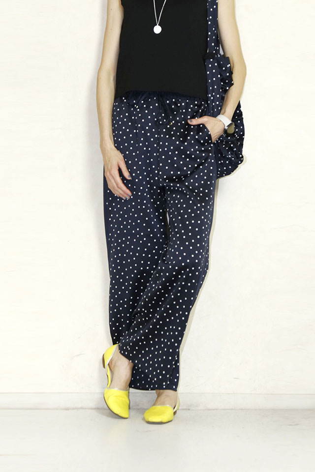 trois （トロア）　  マットストレッチサテンドットパンツ　T261-87004-C