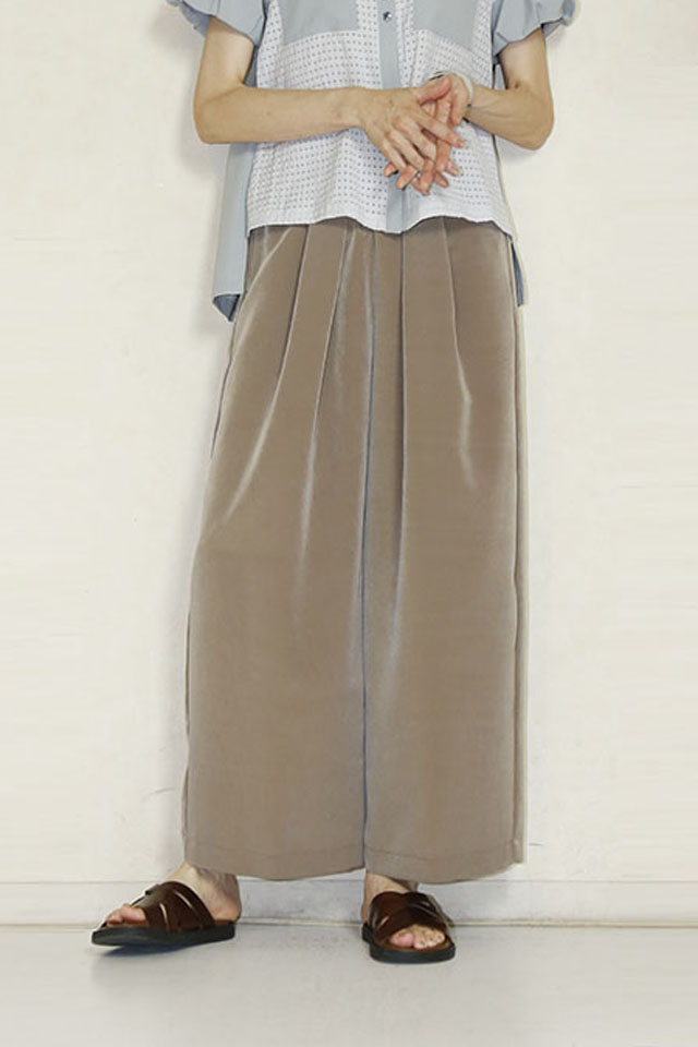 trois （トロア）　ピーチファイユ タックワイドパンツ　T261-87071-B