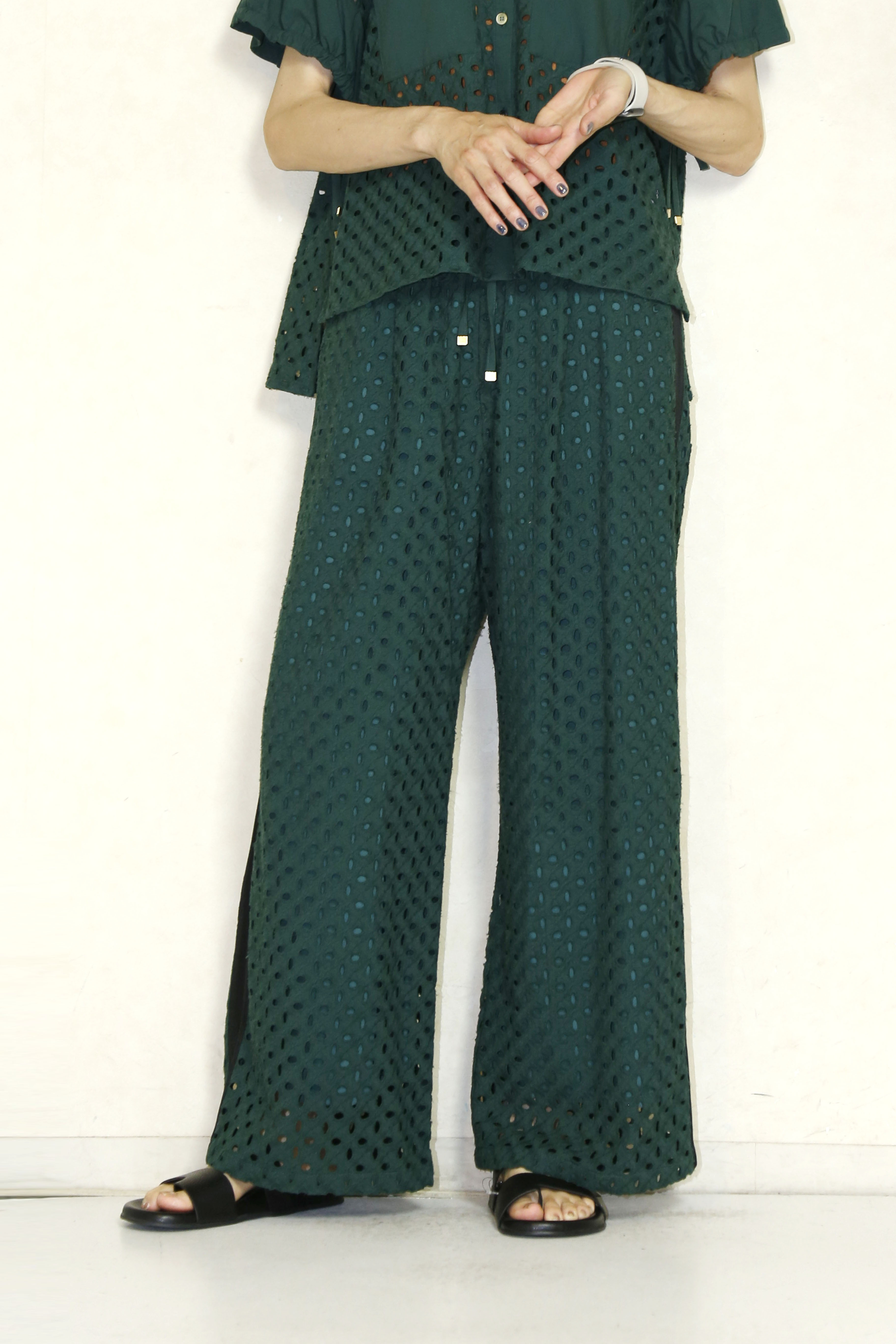 trois （トロア）　 NEW アイレットレースセミワイドパンツ　T261-87062-B