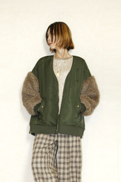 trois （トロア）カーリーボア×ポリツイルＶネックブルゾン　T256-84042-B