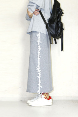 trois （トロア）　  シフォンフリンジレース裏毛サイド切替ロングスカート T261-86003