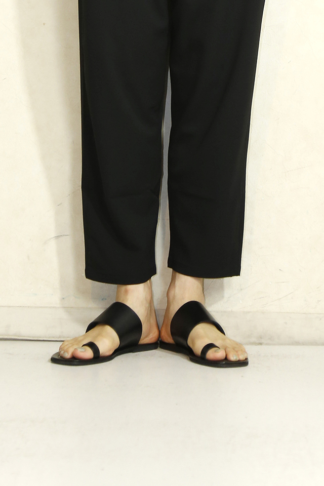 新品】【未使用】ENESS フラットサンダル NERO - メルカリ