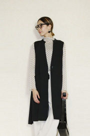 trois （トロア）ダブルクロスノーカラーロングジレ　T261-83004-E