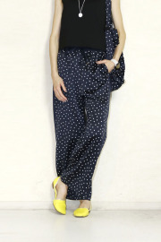 trois （トロア）　  マットストレッチサテンドットパンツ　T261-87004-C