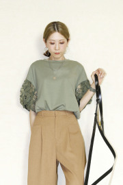 trois （トロア）刺繍オーガンジーレースボリューム袖プルオーバー　T256-82004-B