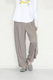 trois （トロア）ストレッチツイルタックパンツ　T256-87040-B
