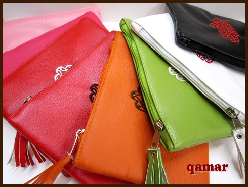 [ポーチ]【ファティマポーチ　Mサイズ】センターにファティマハンドが刺繍されたポーチ