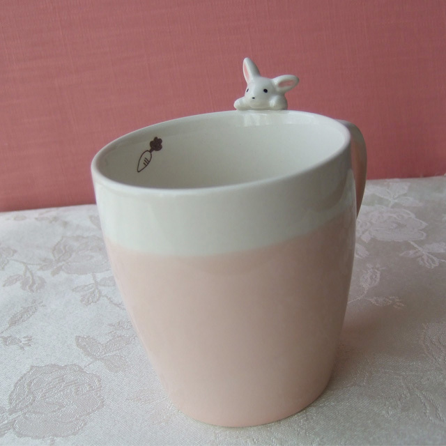 可愛い子うさぎがのぞく ほっこり感たっぷりの よりそいマグ うさぎ