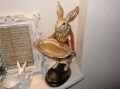 ヨーロピアン・アンティーク調◆トレイを差し出す 不思議の国の うさぎ