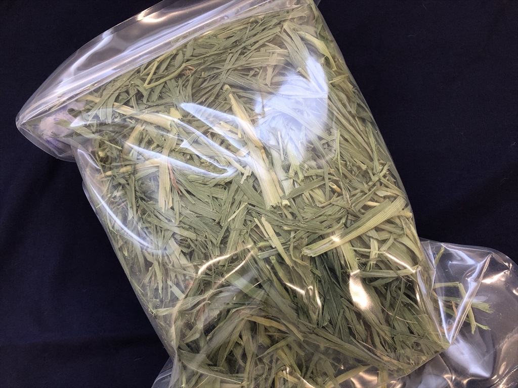 彩綾♥。・゜！お纏め品　牧草オーツヘイ　人参葉　たんぽぽの葉っぱ 彩綾♥。・゜！お纏め品 牧草オーツヘイ 人参葉 たんぽぽの