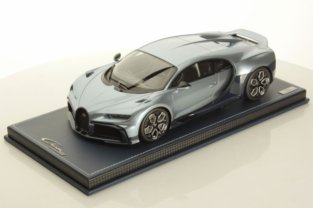 MR collection BUG16A 1/18 Bugatti Chiron Profilee Argent Atlantique / Blue Royale Carbon