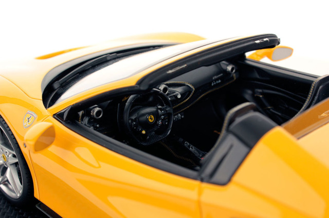 MR collection FE029A 1/18 Ferrari F8 Spider Giallo Modena