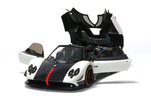 予約商品 ** BBR - Almost Real 1/18 Pagani Zonda Cinque