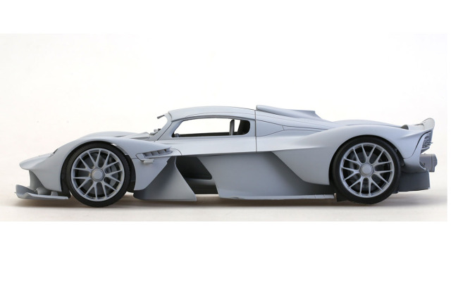 予約商品 ** ALPHA Model 1/24キット AM02-0102 Aston Martin Valkyrie