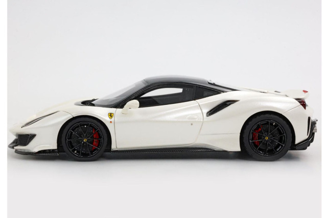 BBRC202FW1 1/43 Ferrari 488 Pista Bianco Fuji / Black Roof Red