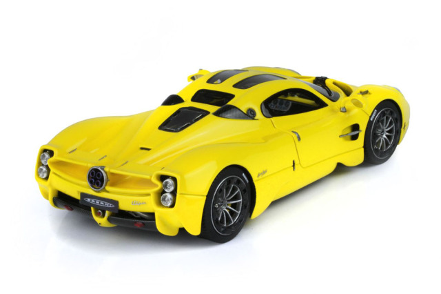 新発売 全開閉 LCD モデル 1/43 パガーニ Utopia ミニカー 新発売 全