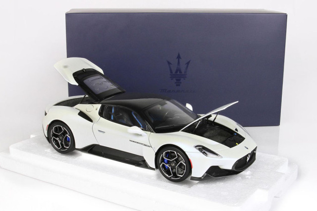 【後払い手数料無料】 1/18 ミニカー マセラティ Alpi Bianco 気まずく Q4 S ギブリ 乗用車