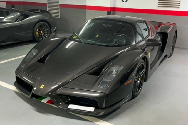 ** 予約商品 ** BBR HE182543DIE 1/18 Ferrari Enzo Full Carbon - Italian stripe (Diecast Full Open)（ケース付）