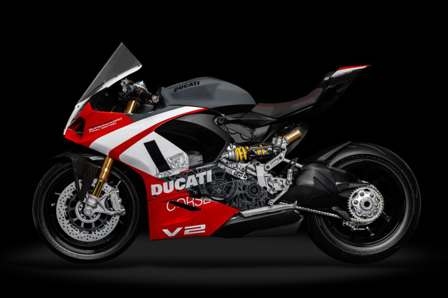 予約商品 ** Pocher 1/4キット HK124 Ducati Panigale - V2