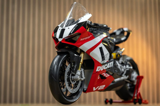 予約商品 ** Pocher 1/4キット HK124 Ducati Panigale - V2