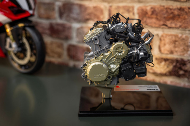 予約商品 ** Pocher 1/4キット HKM124 Ducati Panigale - V2