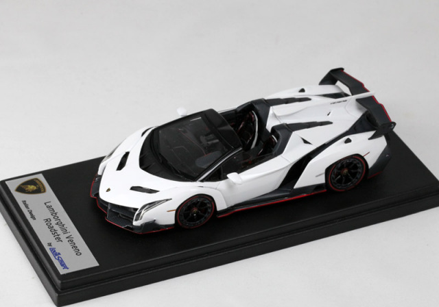 LOOKSMART LS429F Lamborghini Veneno Roadster Bianco Monocerus