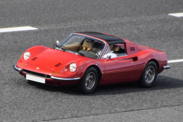 ** 予約商品 ** BBR P18152A 1/18 Ferrari Dino 246 GTS 1972 with roof Rosso Corsa - Beige interior Limited 246pcs （ケース付）