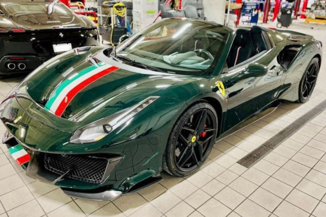 ** 予約商品 ** BBR P18162O1 1/18 Ferrari 488 Pista Spider Verde British / Italian stripe Limited 48pcs （ケース付）
