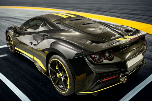 ** 予約商品 ** BBR P18171SV 1/18 Ferrari F8 Tributo Nero Daytona Metallic with Yellow stripes （ケース付）