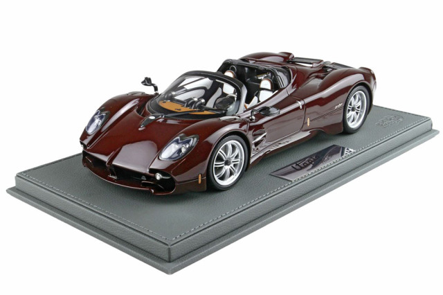 ** 予約商品 ** BBR P18245AV 1/18 Pagani Utopia Roadster Habanero Pebble Beach Launch Car Full Carbon Red（ケース付）