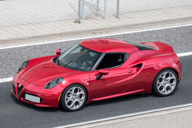 ** 予約商品 ** BBR P18259AV 1/18 Alfa Romeo 4C Rosso Competizione （ケース付）