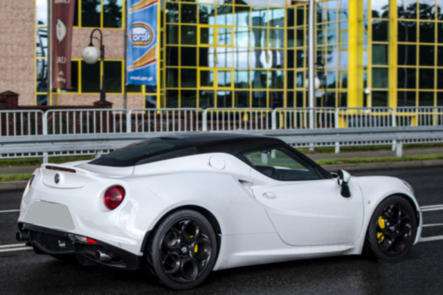 ** 予約商品 ** BBR P18259C2V 1/18 Alfa Romeo 4C Glossy Bianco Carrara- Black roof （ケース付）