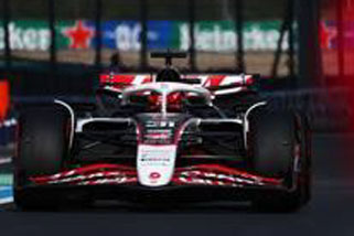 ** 予約商品 ** SPARK S9586 1/43 MoneyGram Haas F1 Team Chinese GP 2025 No.31 Esteban Ocon