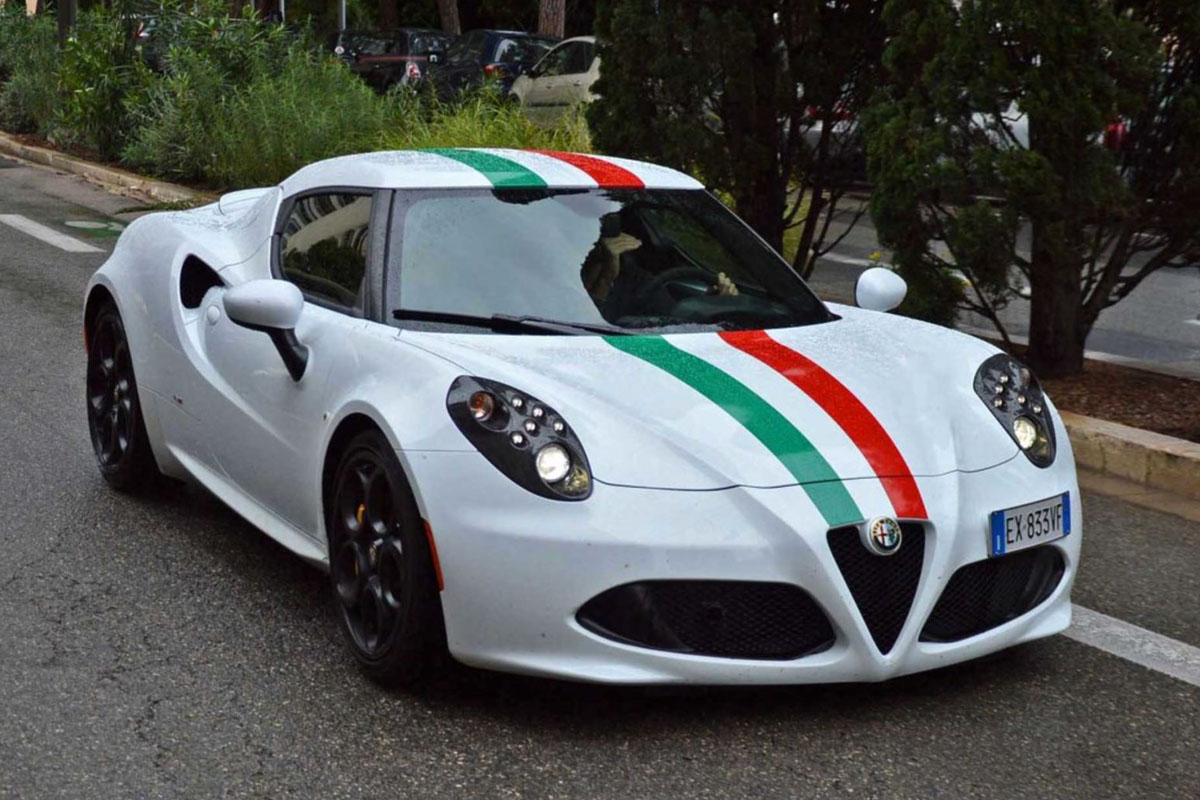 ** 予約商品 ** BBR P18259C1V 1/18 Alfa Romeo 4C Glossy Bianco Carrara - Italian stripe （ケース付）