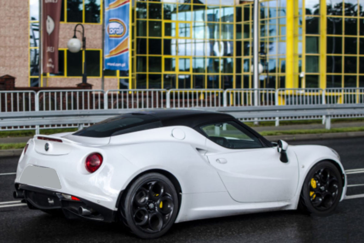 ** 予約商品 ** BBR P18259C2V 1/18 Alfa Romeo 4C Glossy Bianco Carrara- Black roof （ケース付）