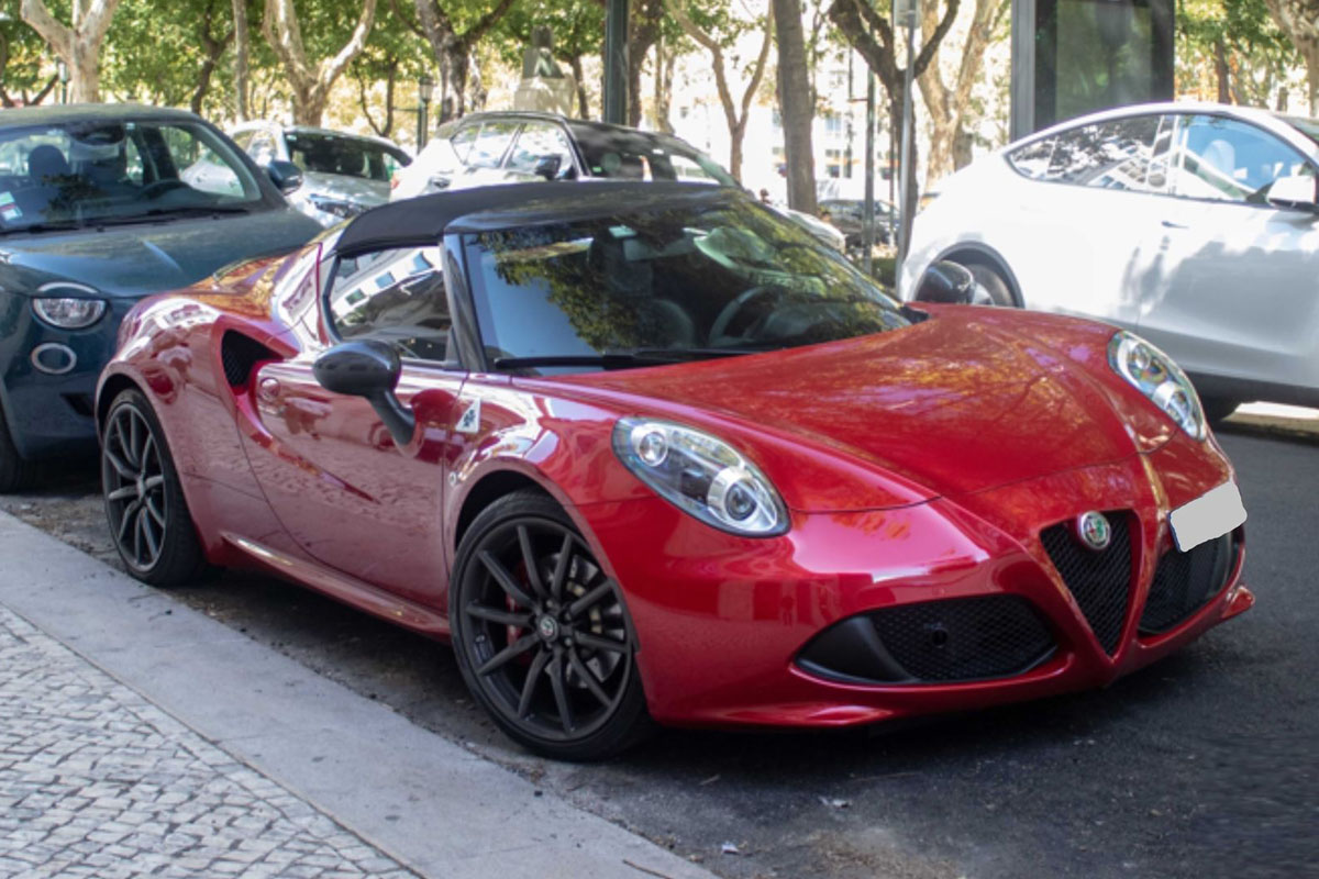 ** 予約商品 ** BBR P18260BV 1/18 Alfa Romeo 4C Spider Rosso Competizione（ケース付）