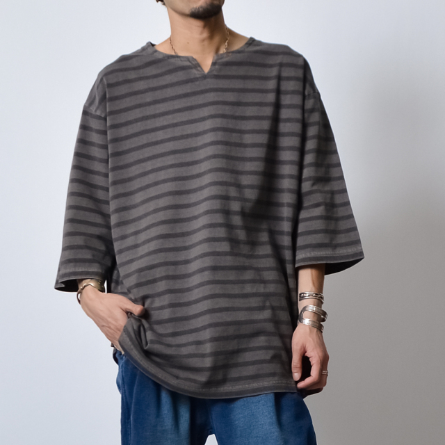 ピグメントオーバーダイ ボーダー キーネックTシャツ