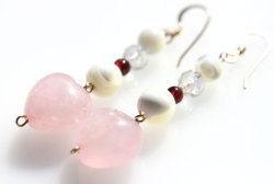 愛のキューピットハートローズクォーツ、マザーオブパール、ガーネット、水晶１４KGFピアス