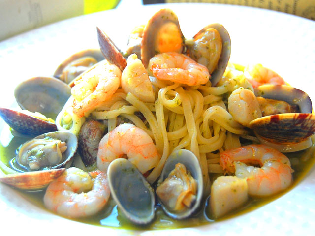 生パスタ バジルと魚介のボンゴレソース 生パスタの通販・販売 ララポルタ