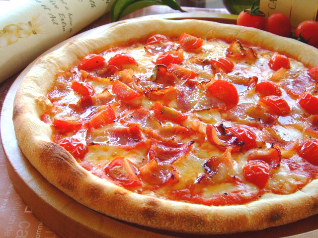 ピザ　ベーコンとセミドライトマト