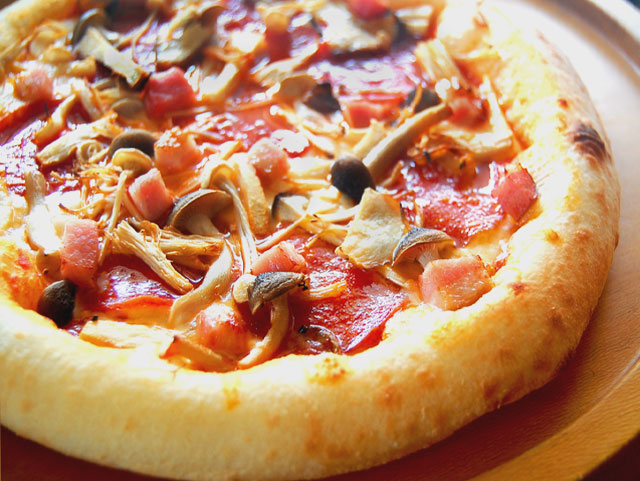 ピザ　きのこ・ベーコン・サラミのトマトソース